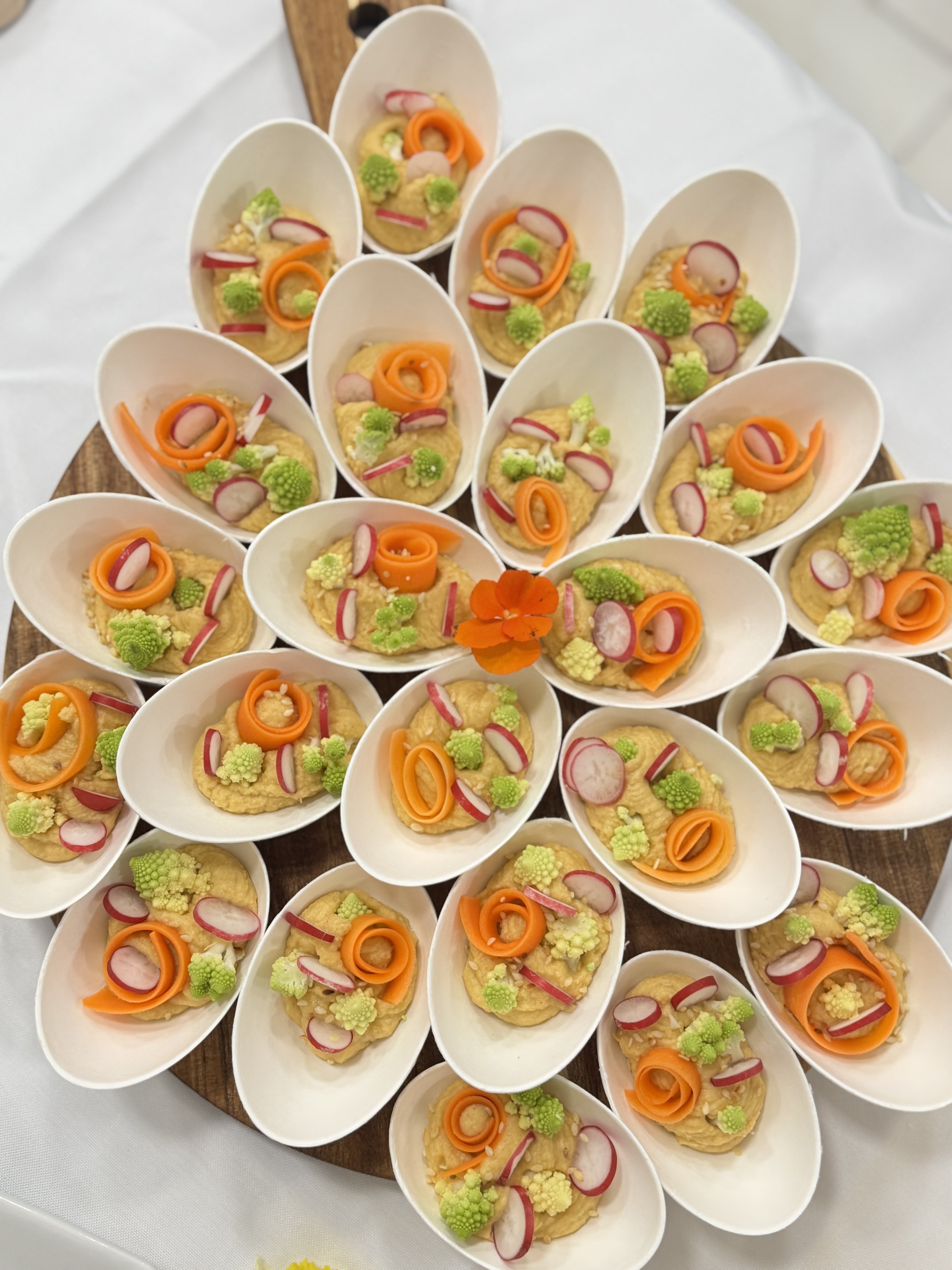 Bouchées sur planche avec radis et carottes