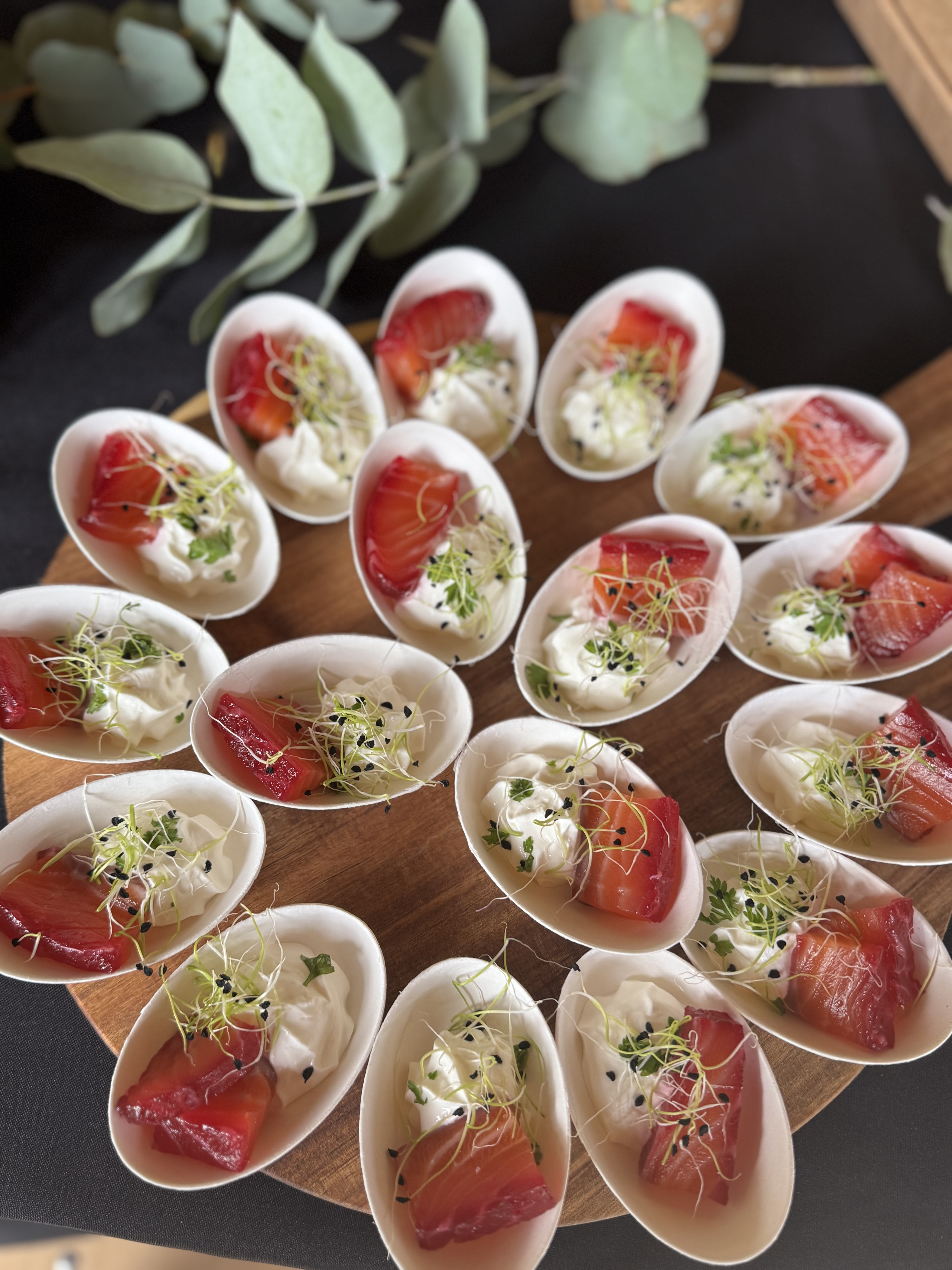 Composition gourmande individuelle : bouchées saumon et germes sur planche