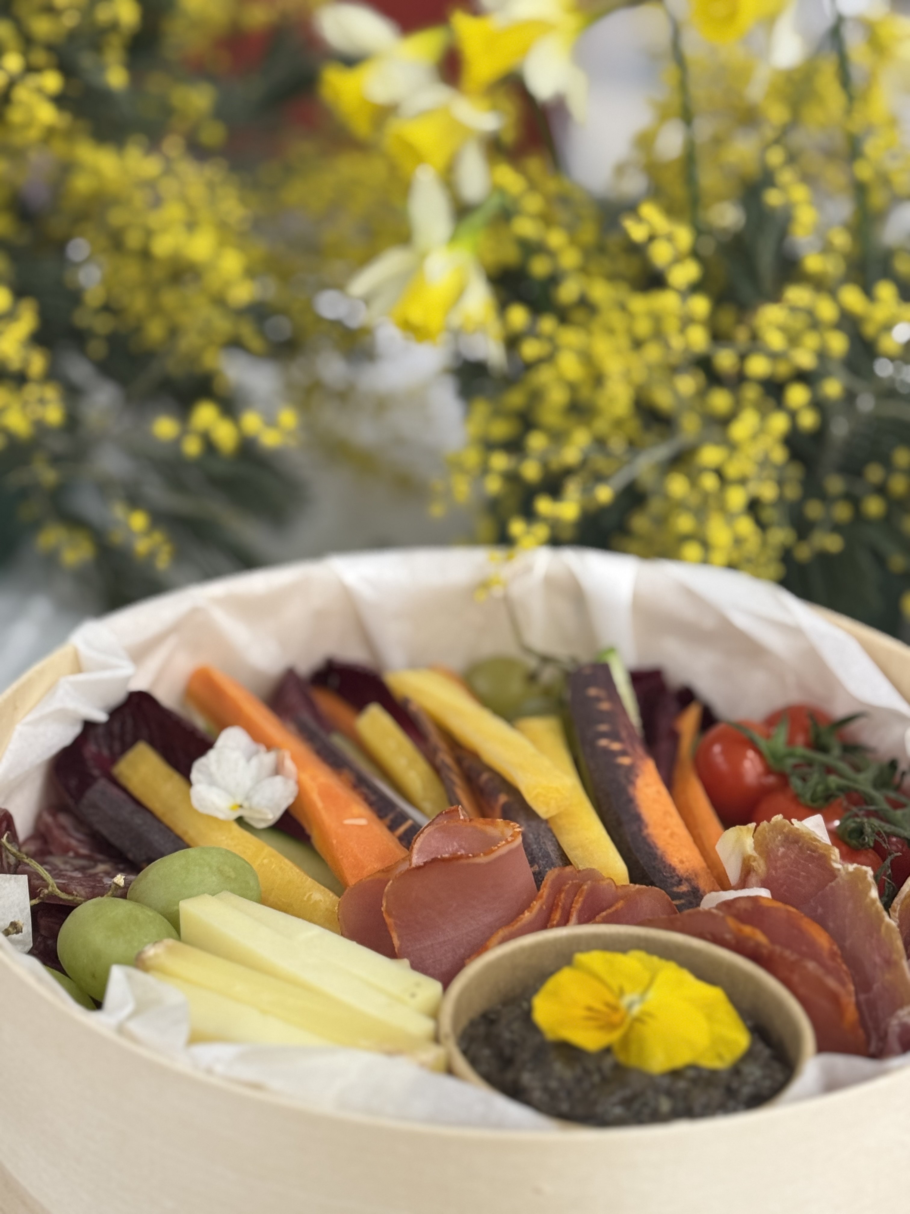 Box prête à poser avec carottes multicolores et mimosa