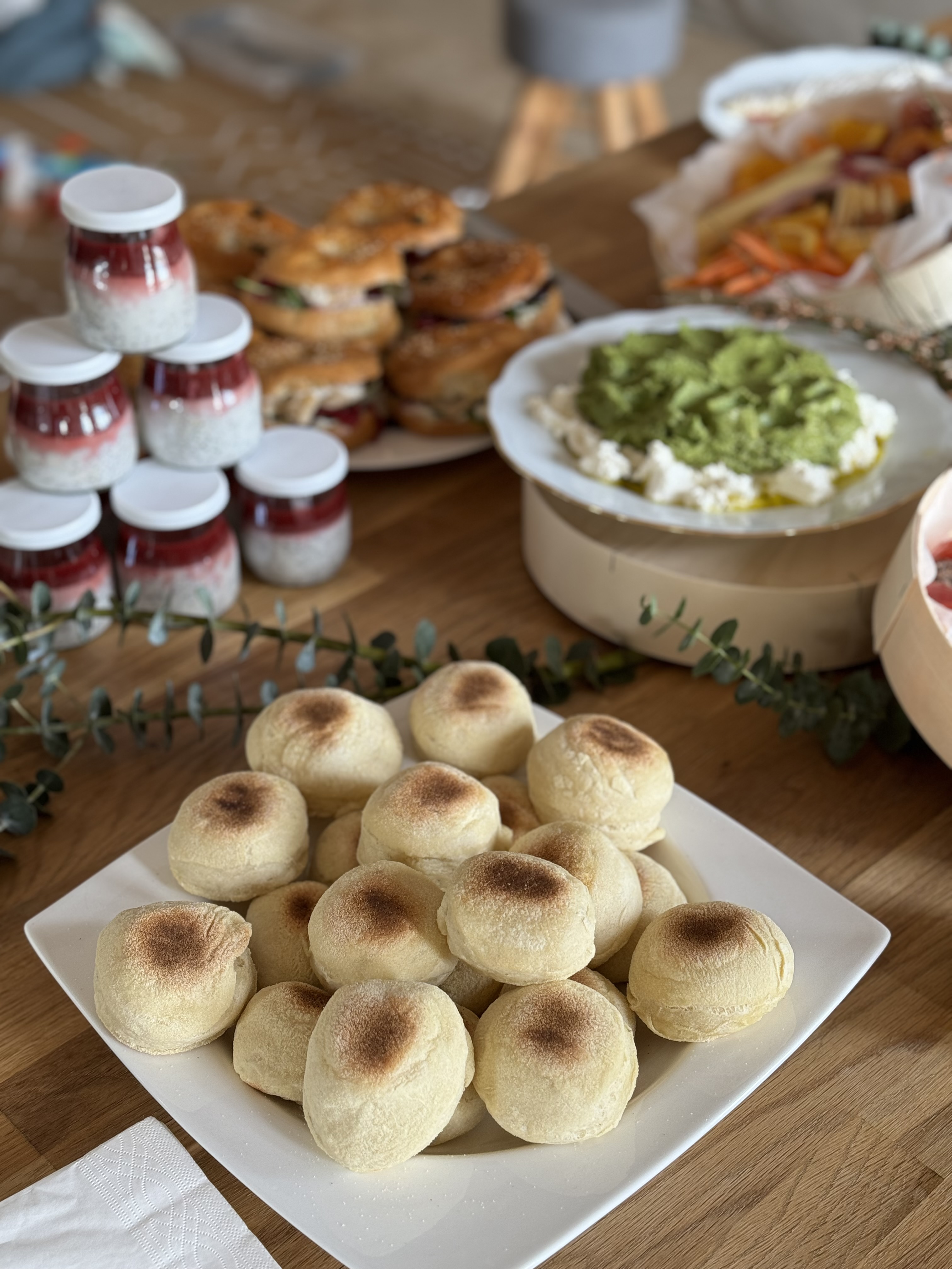 Plateau Brunch Doux Matin — bagels, confitures et eucalyptus