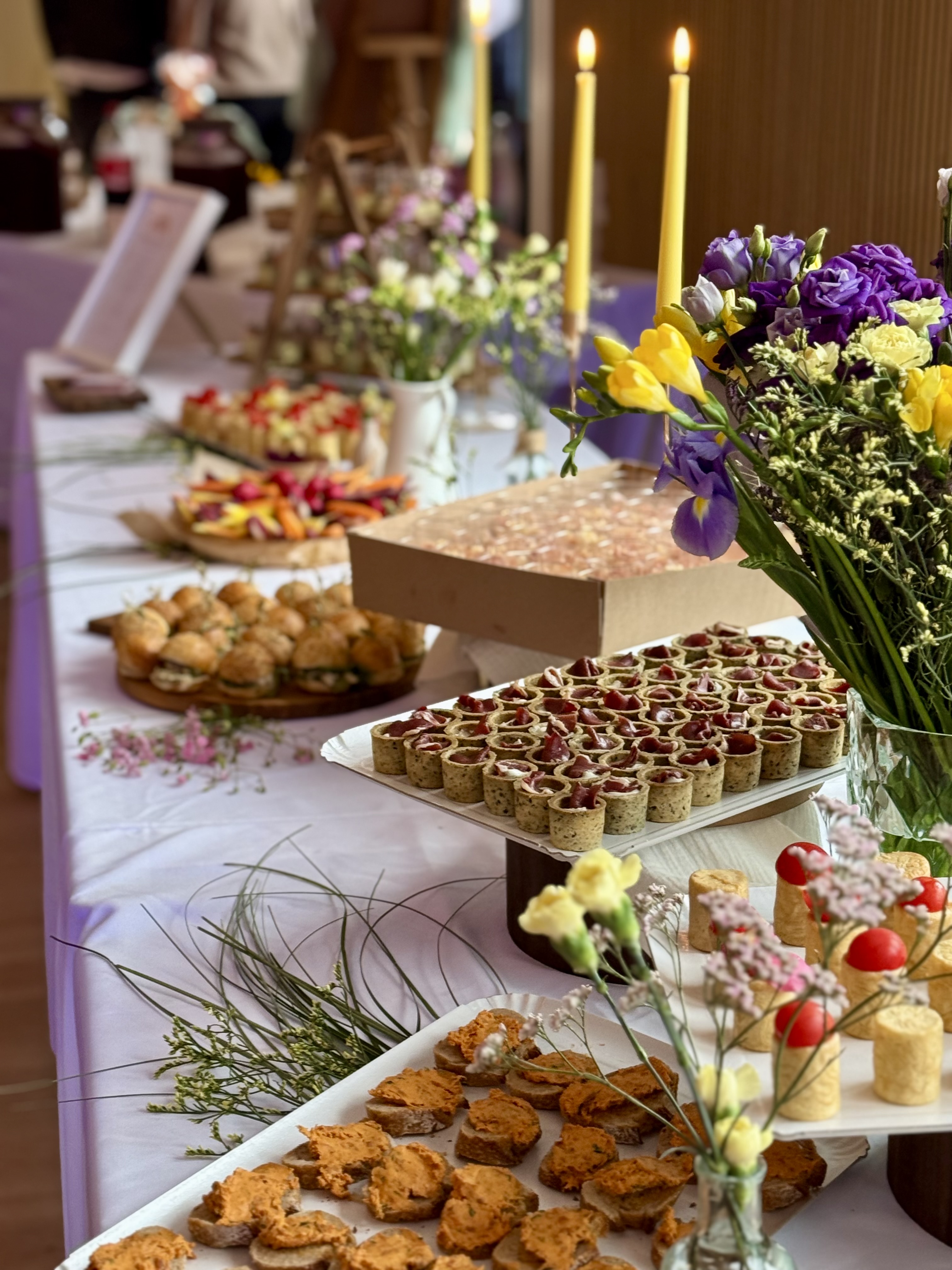 Buffet grazing fleuri Pierre & Alice avec bougies et compositions florales