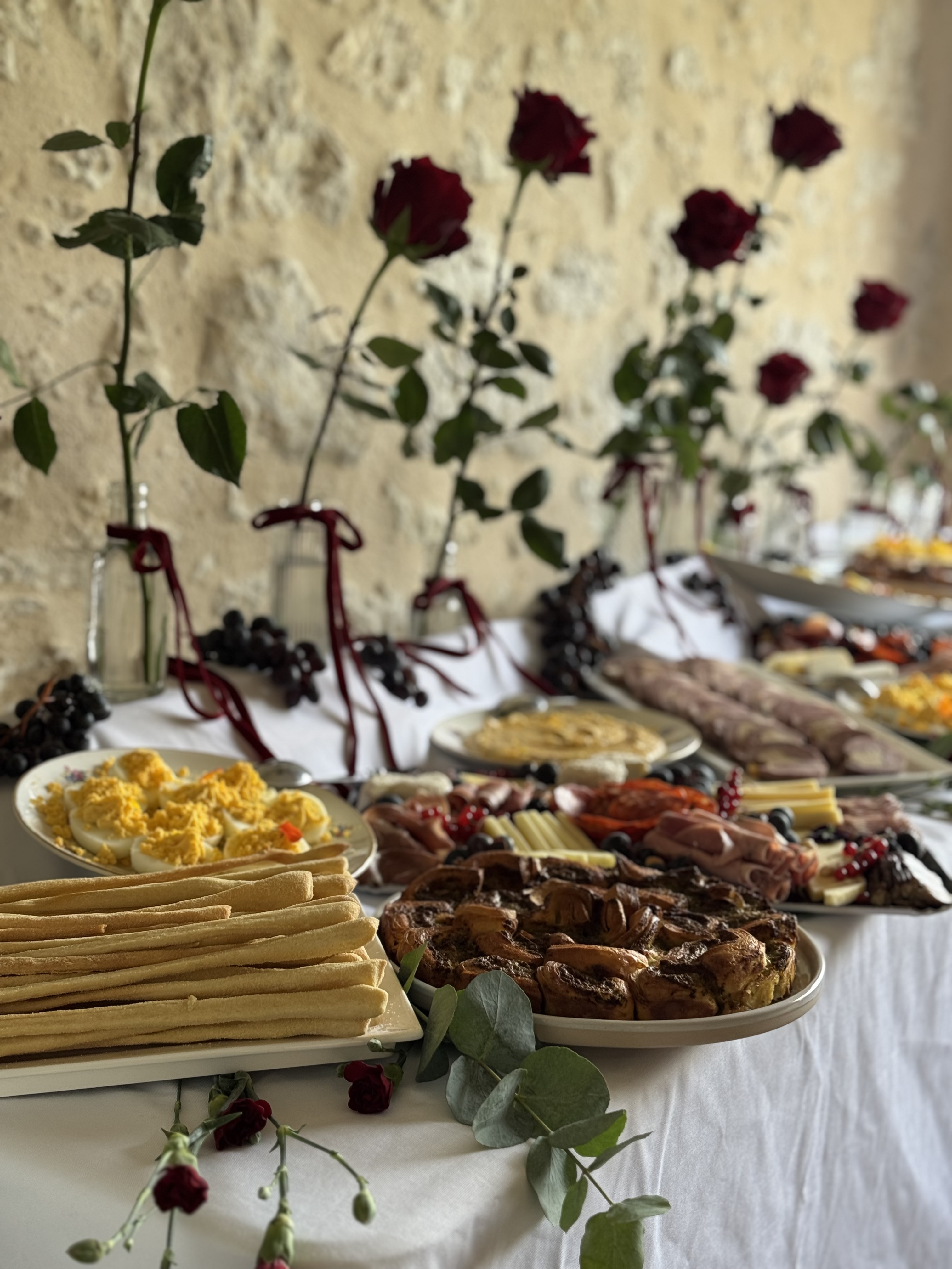 Buffet chic avec roses pour réception traiteur