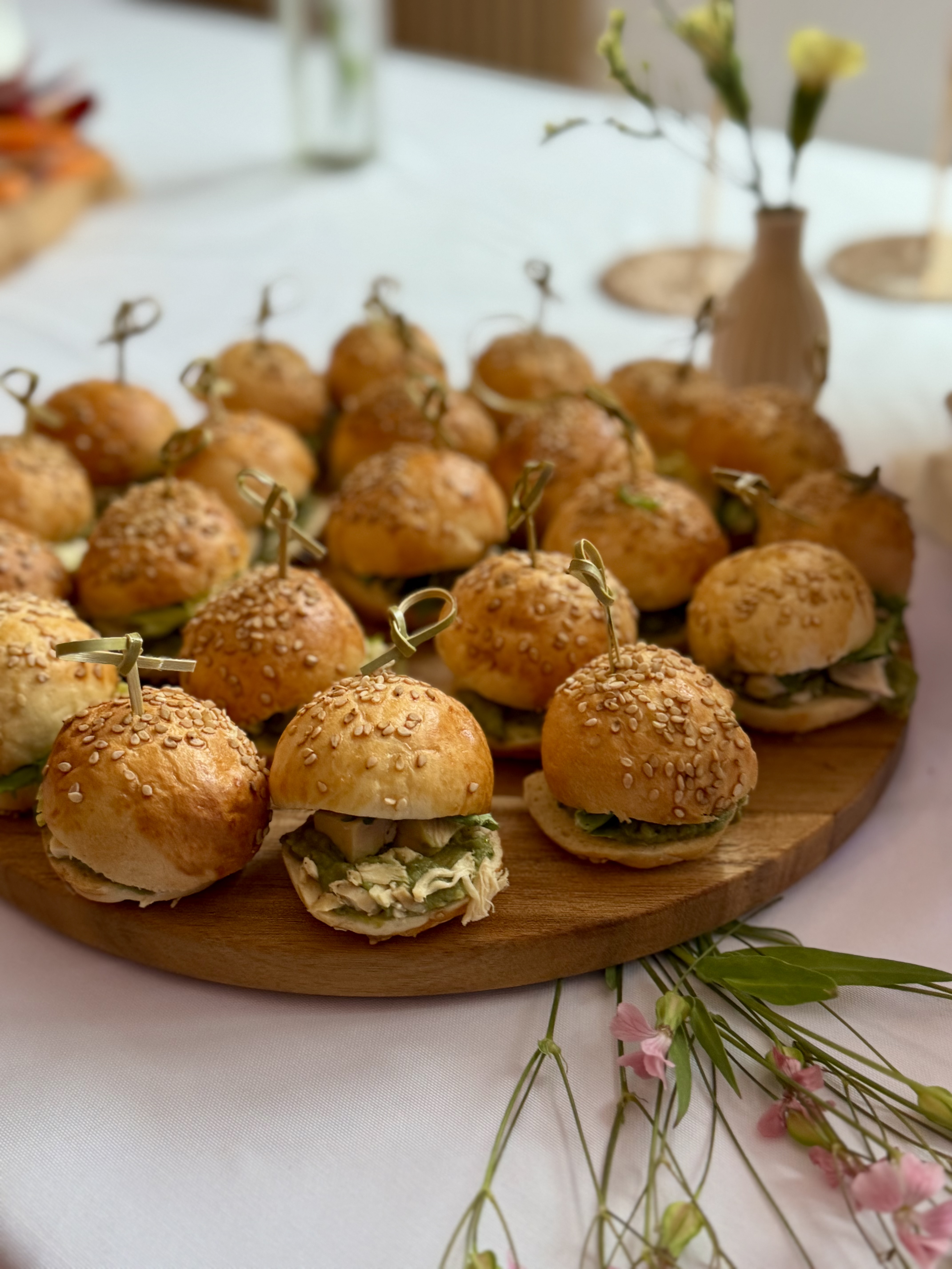 Mini-burgers maison sur planche en bois