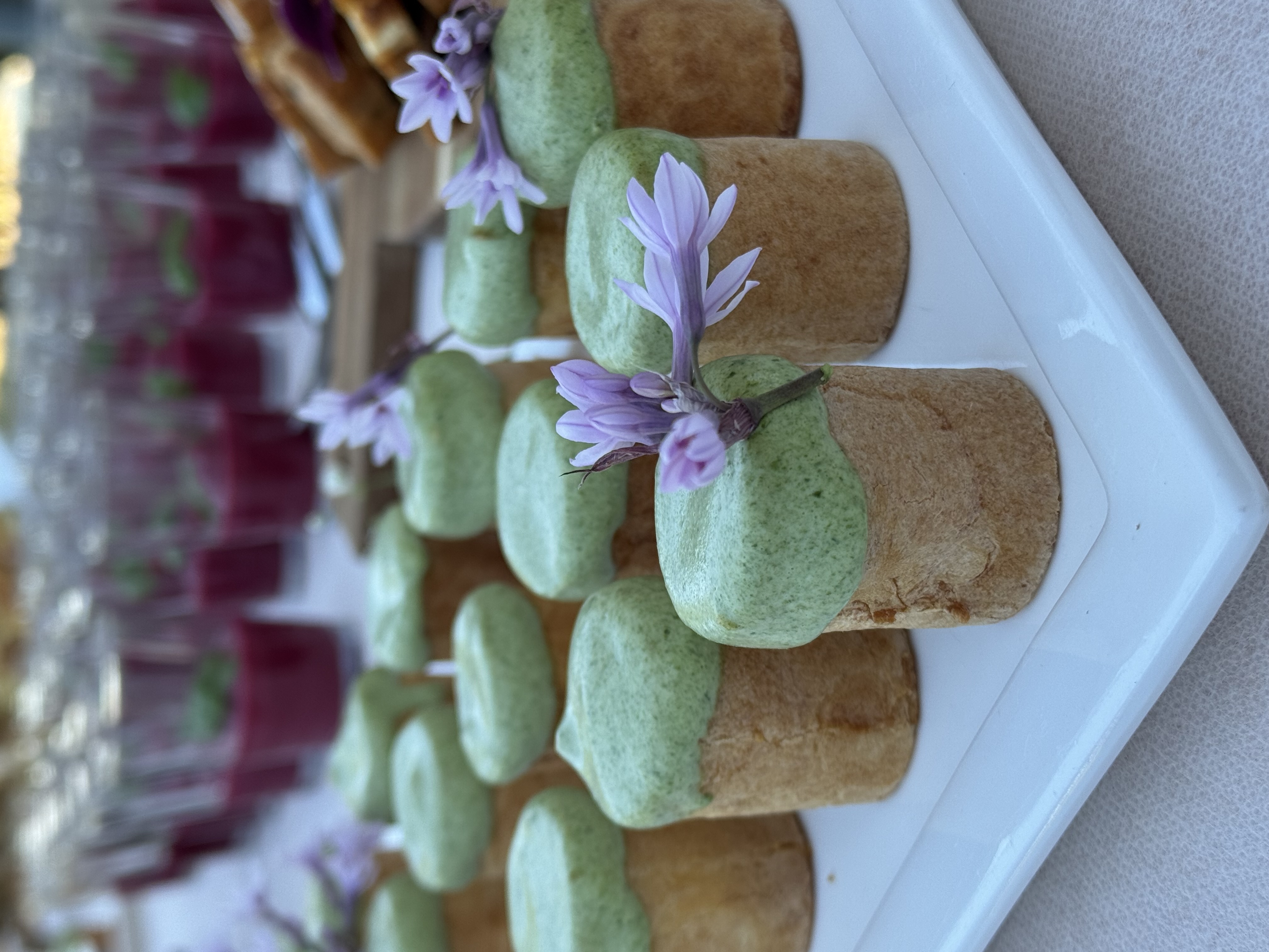 Choux verts décorés de fleurs de lavande