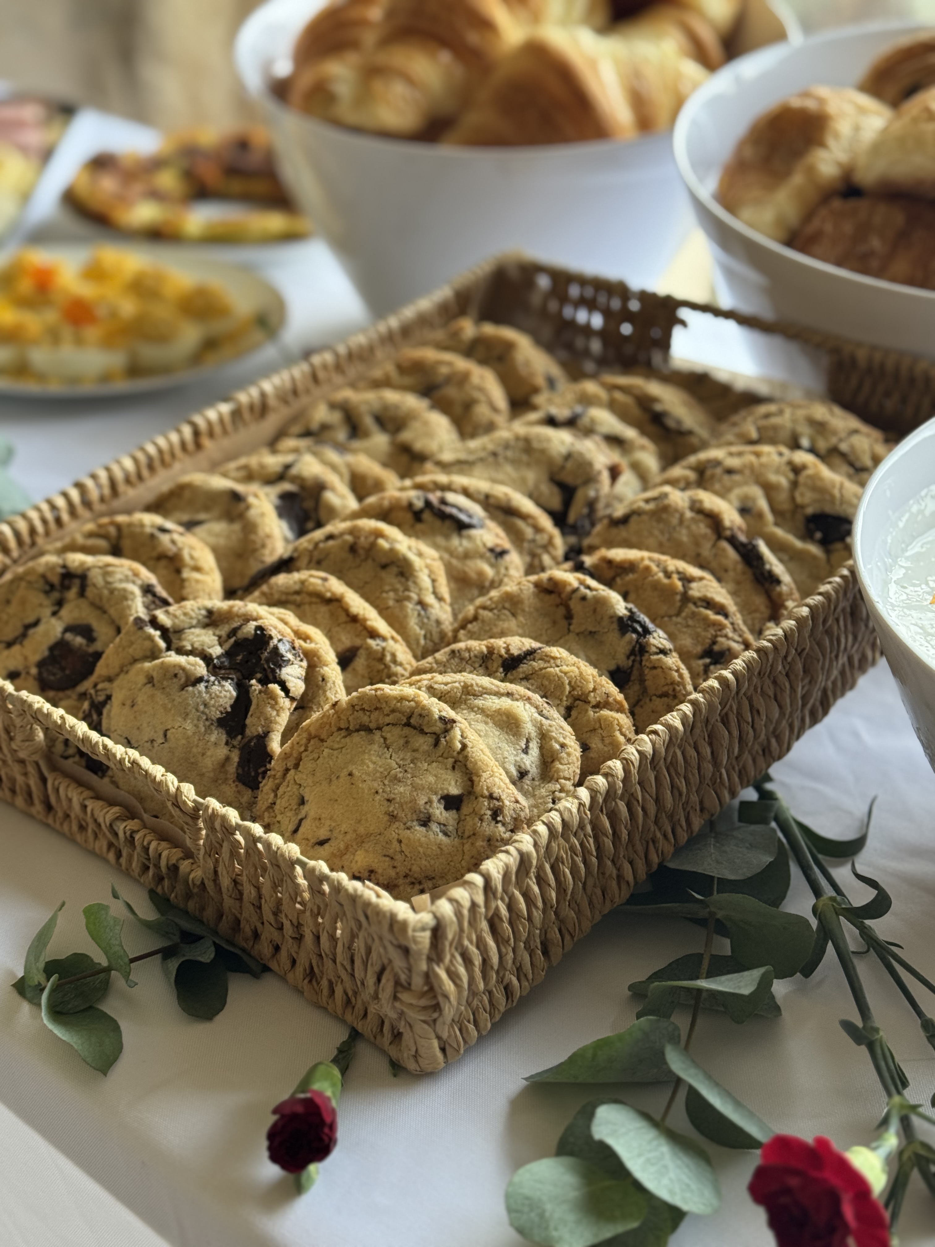 Panier de cookies maison et viennoiseries