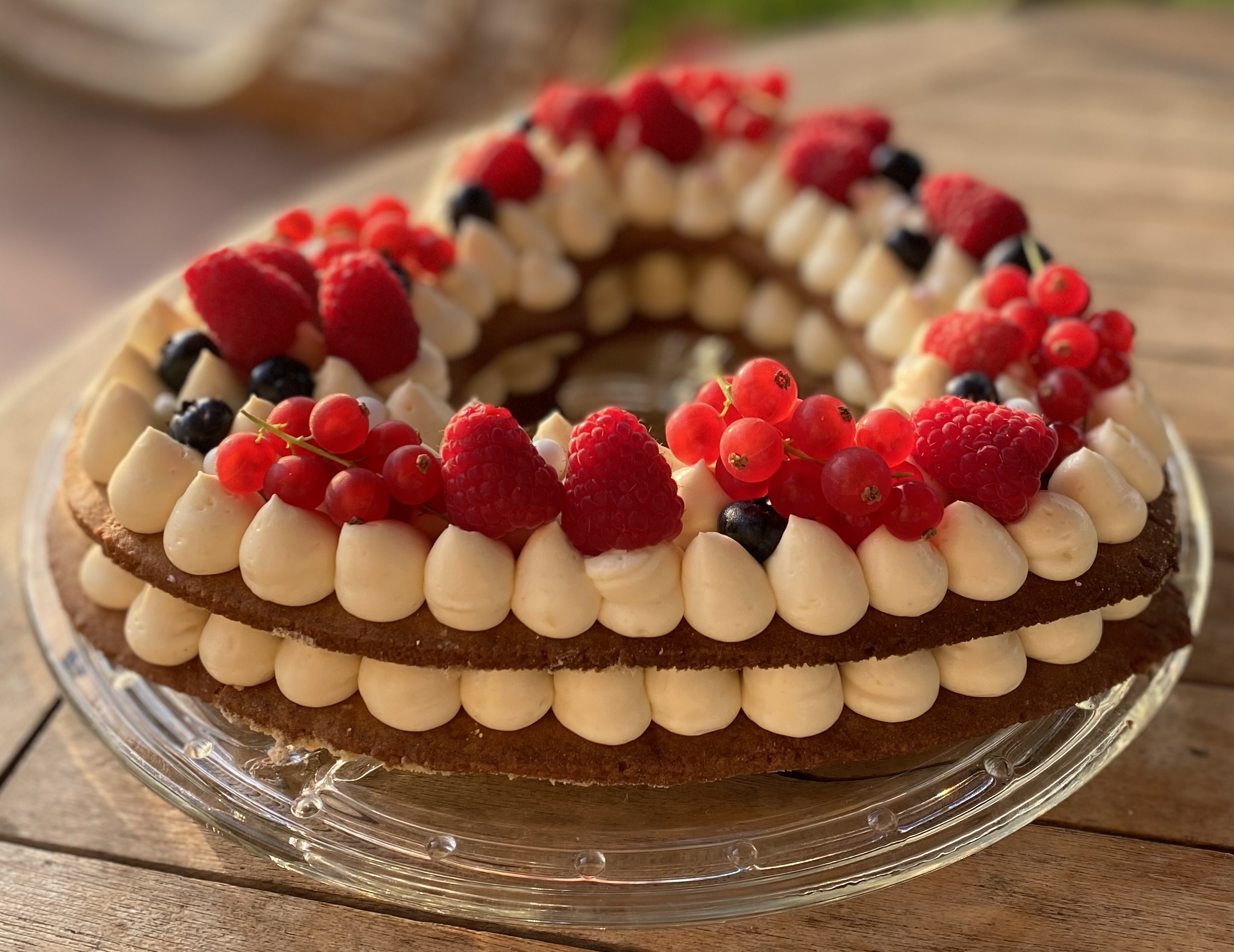 Gâteau d'anniversaire en cœur, framboises et fruits rouges