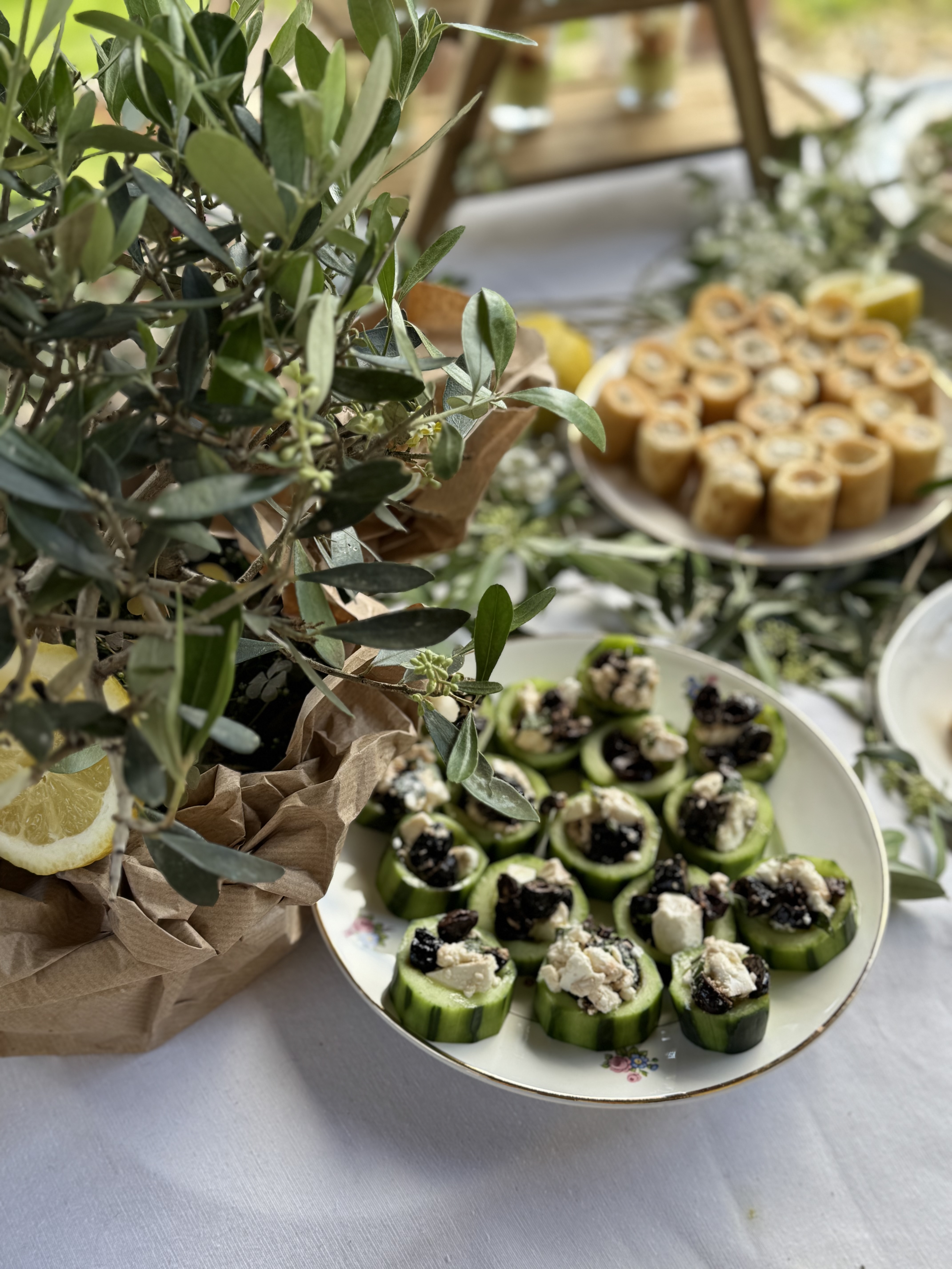 Petits feuilletés au feta et concombre avec branche d'olivier