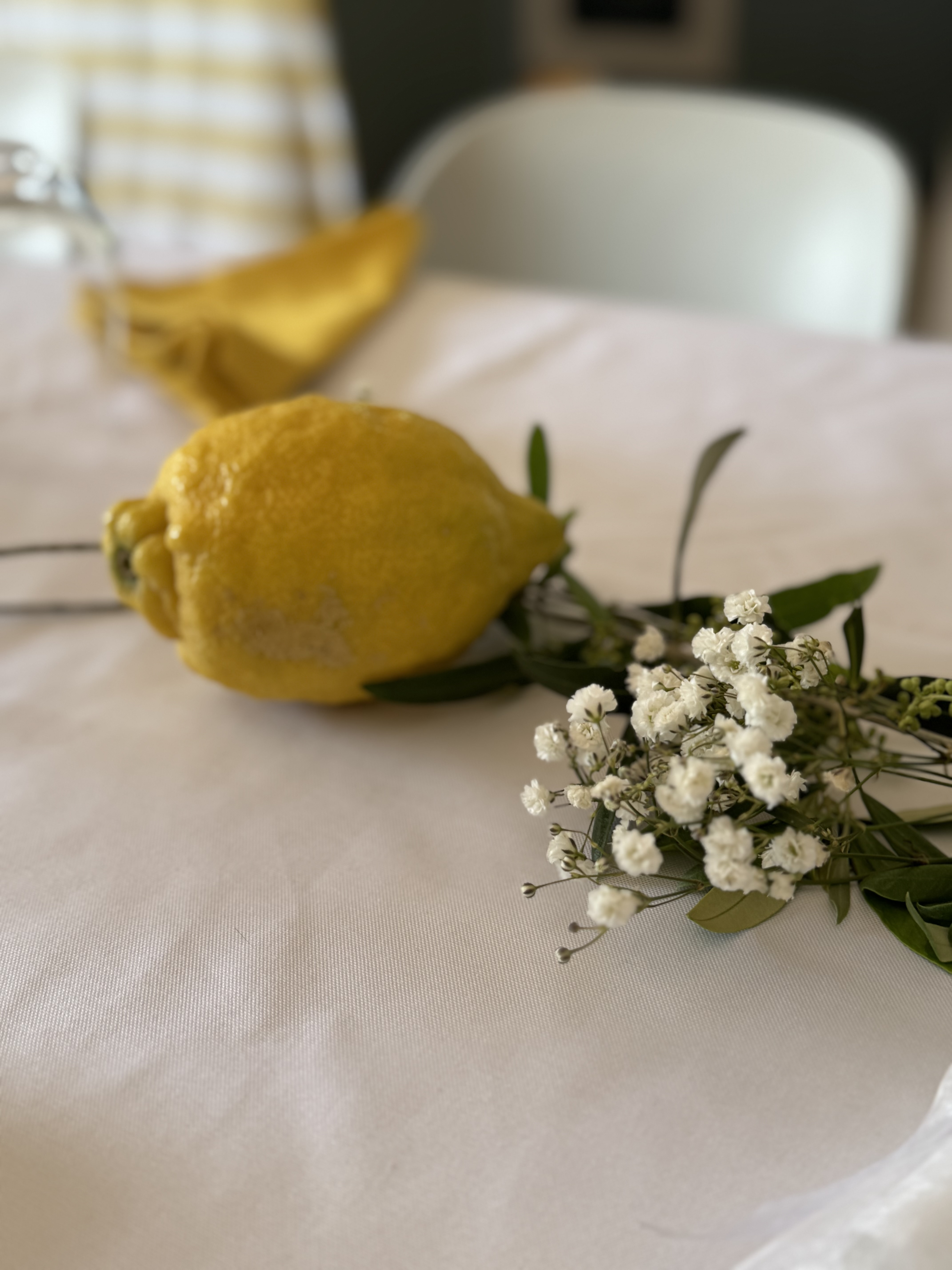 Composition gourmande avec fleurs comestibles