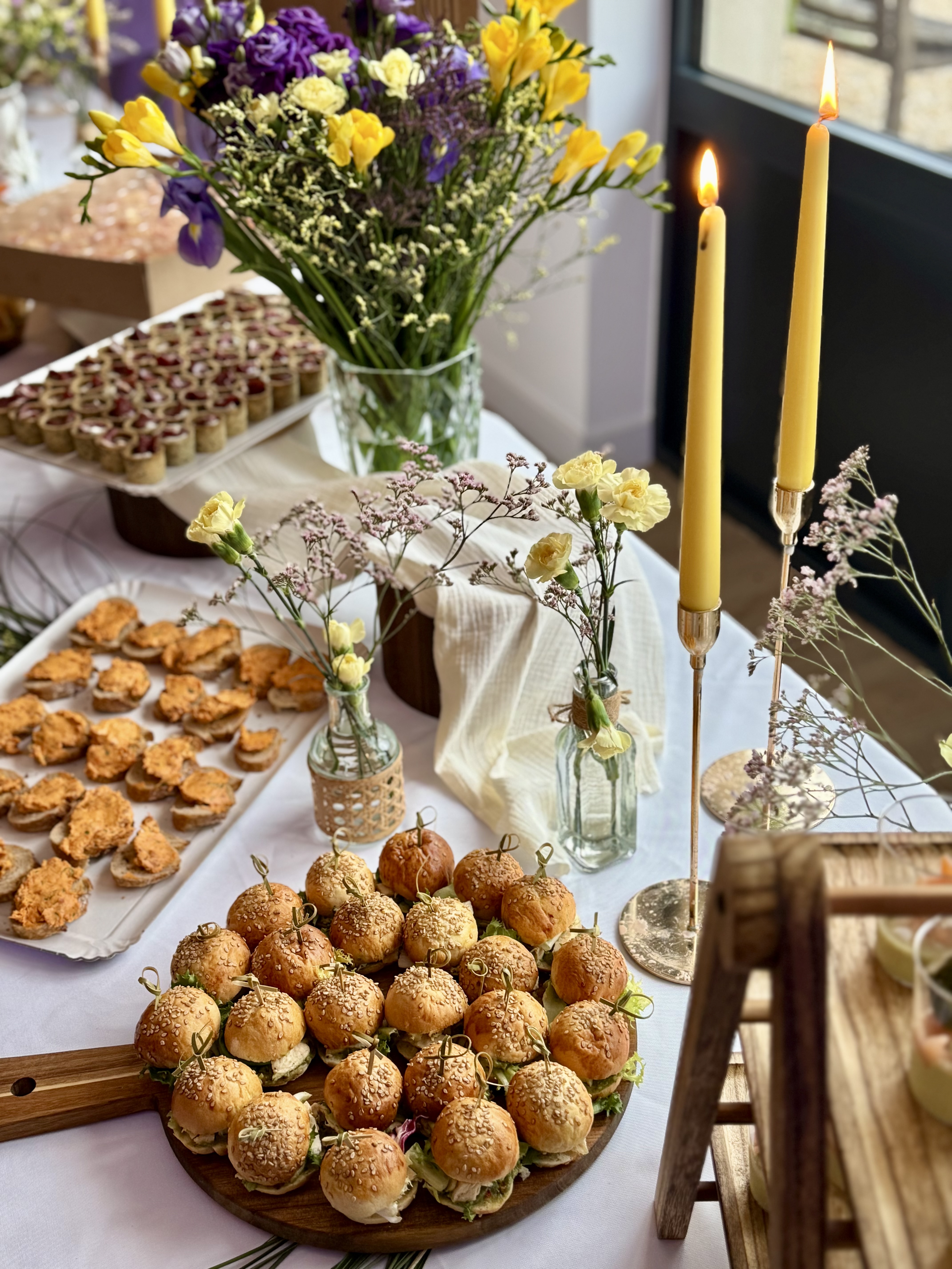 Plateau de tartines salées avec décor floral
