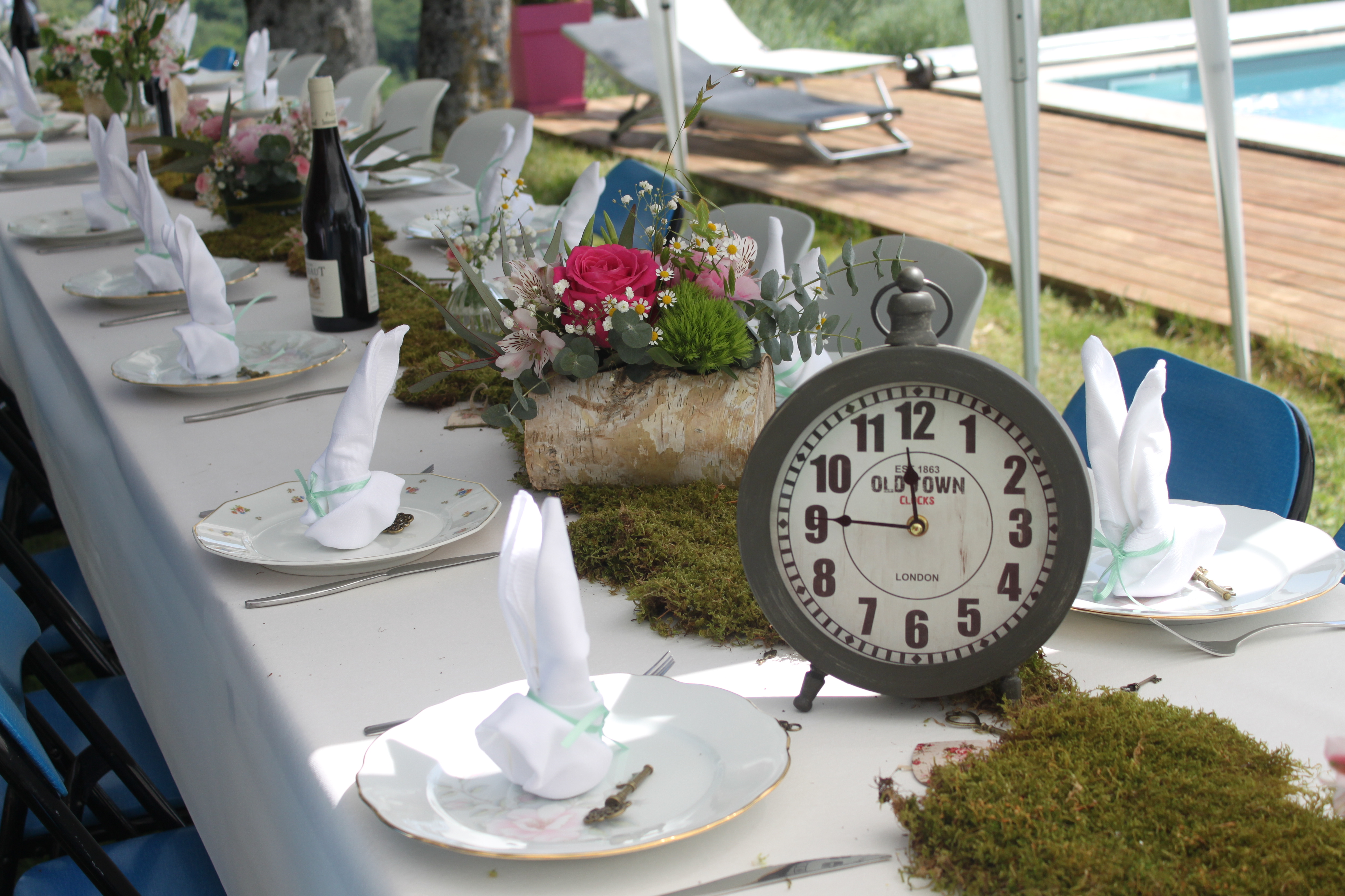 Table d'événement champêtre avec composition florale