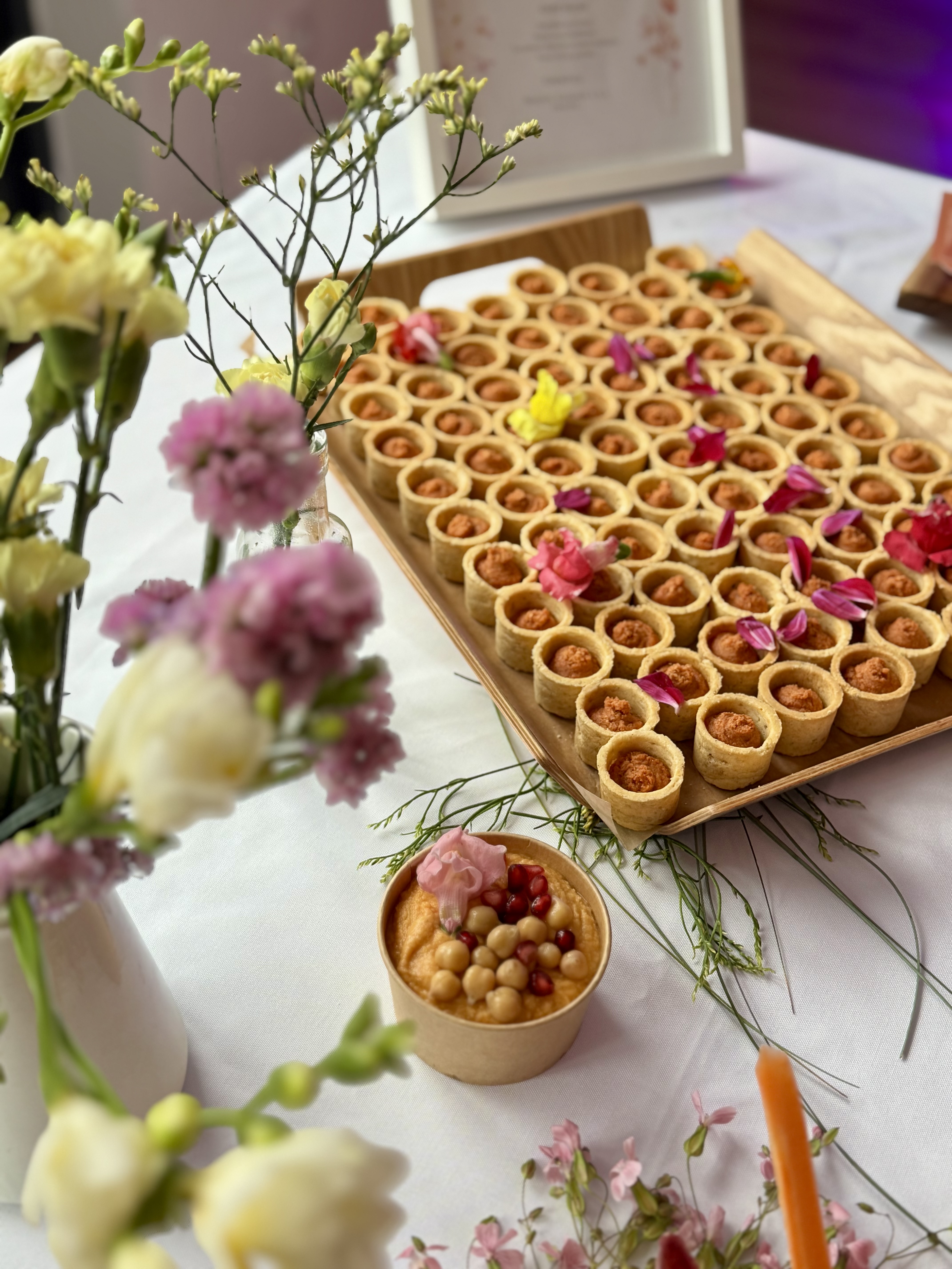 Tartelettes garnies décorées de pétales de fleurs comestibles