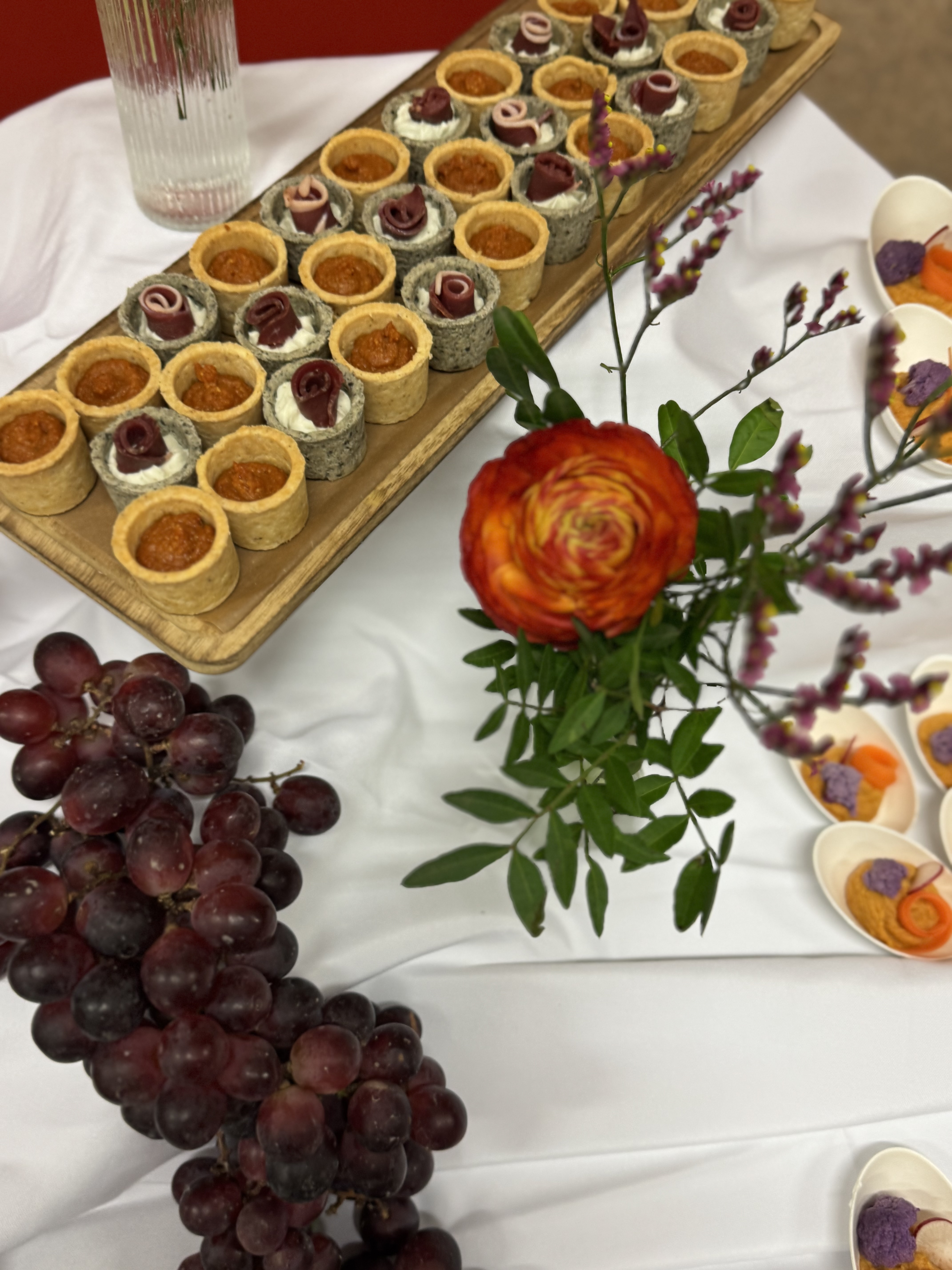 Plateau de tartelettes variées avec fleur orange