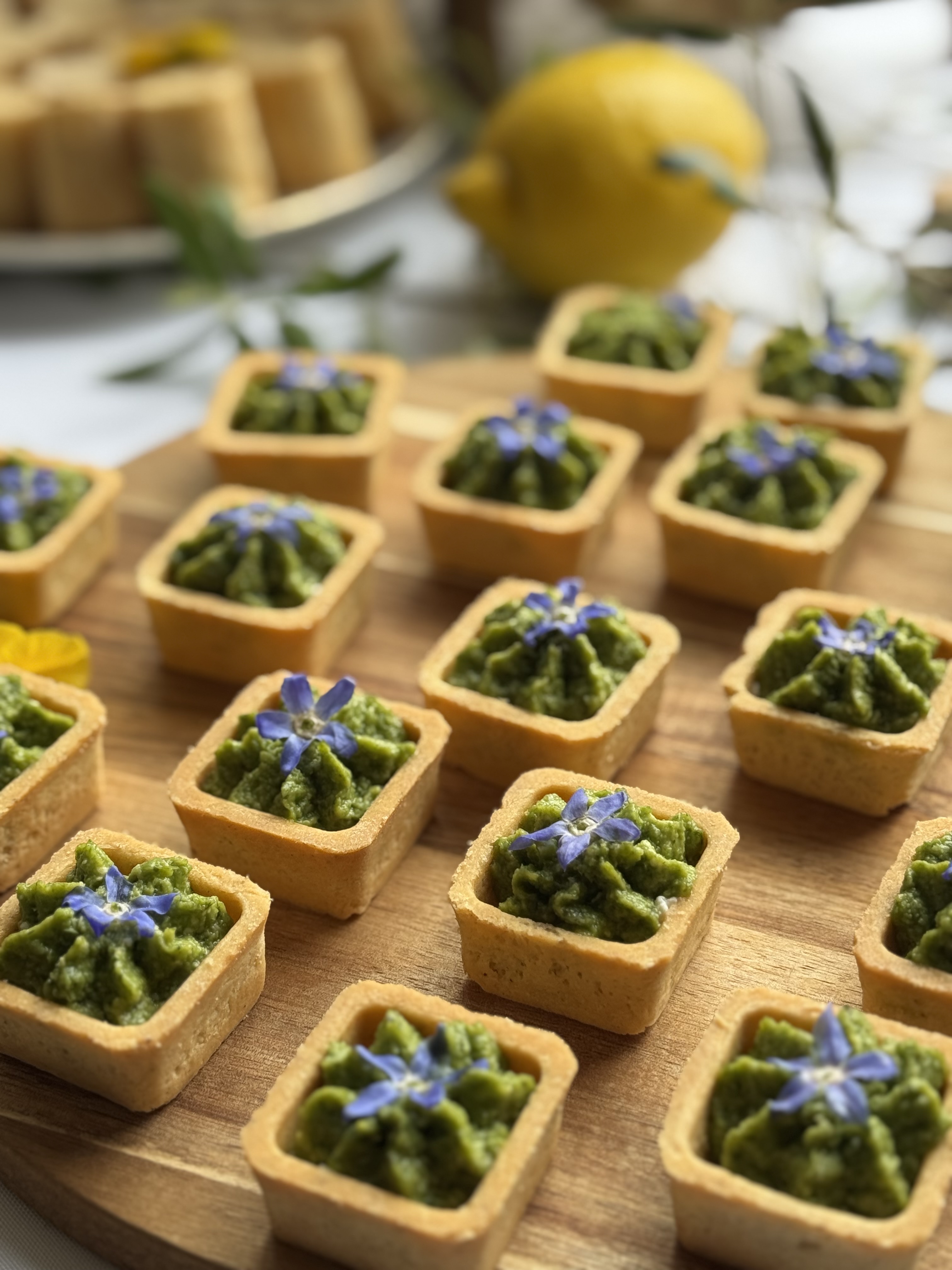 Tartelettes carrées au pesto et fleurs comestibles, vision Grazing Table